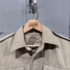 True Vintage 50-tals Lautersteins märke Gabardin militär officersuniform jordfärgad beige skjorta med knappar bild 2