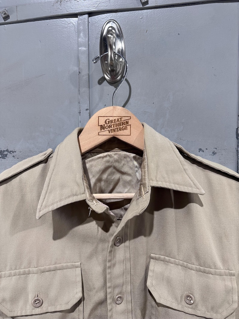True Vintage 50-tals Lautersteins märke Gabardin militär officersuniform jordfärgad beige skjorta med knappar bild 2