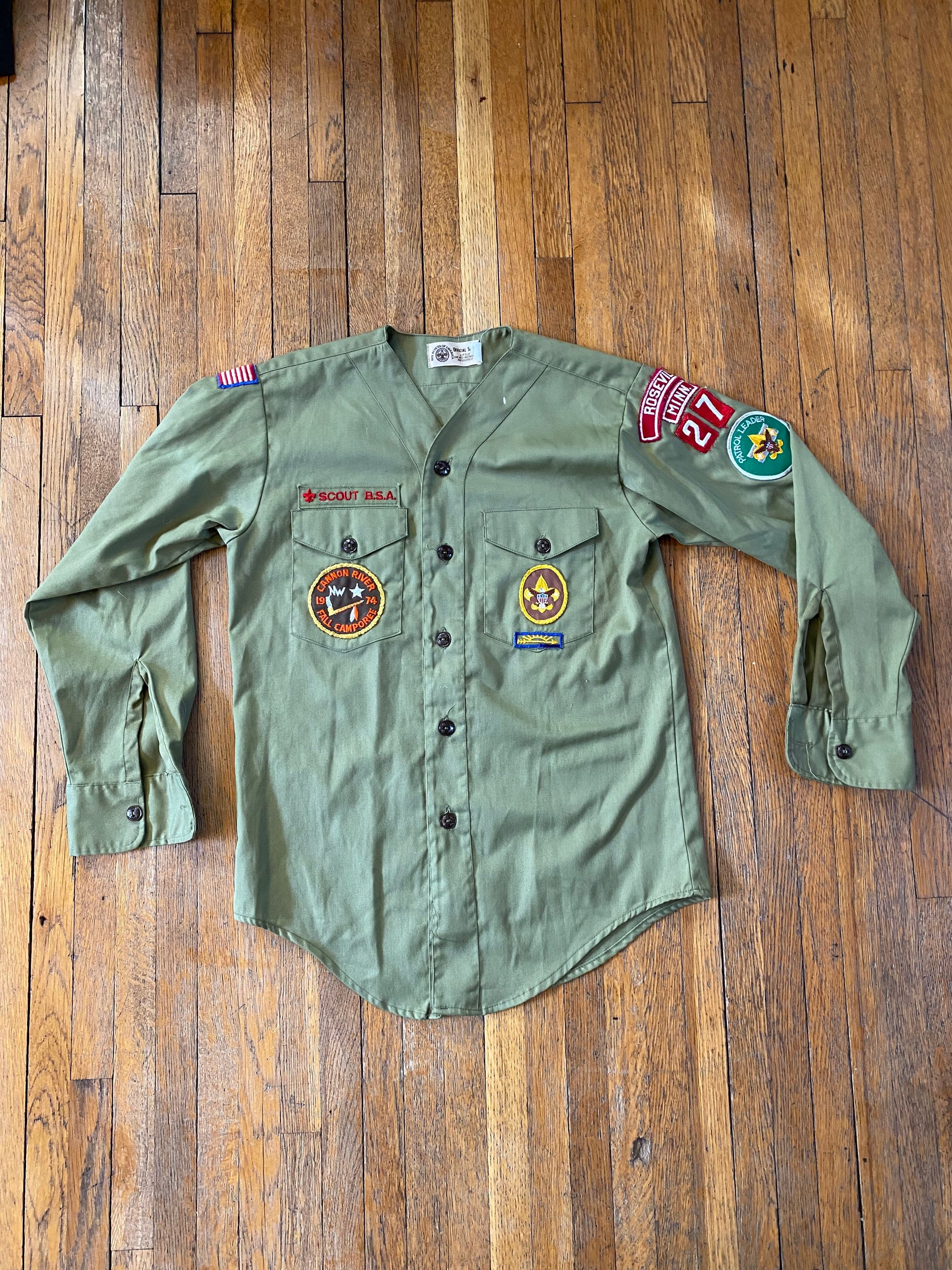 70er Jahre Pfadfinderhemd Army Green Button Up mit Patches - .de