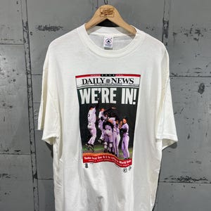 Vintage 1990s MLB Yankees graphic t shirt white size XL world series front pages tshirt