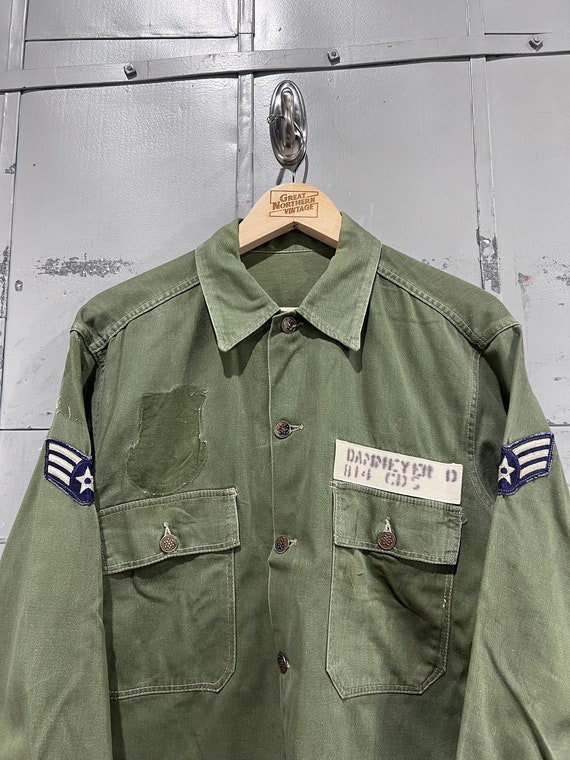 Chemise boutonnée vintage en coton à rayures vert sauge : fabriquée aux