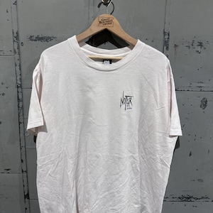 Op de afbeelding: Een wit T-shirt met korte mouwen, hangend aan een houten hanger. Het shirt heeft het woord "NOTER" in een gestileerd zwart lettertype op de voorkant. Het shirt is gemaakt van een zachte, licht gekreukte stof.