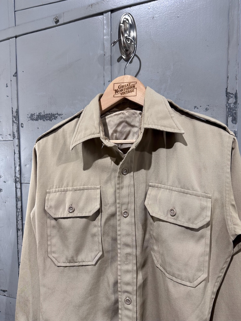 True Vintage 50-tals Lautersteins märke Gabardin militär officersuniform jordfärgad beige skjorta med knappar bild 3