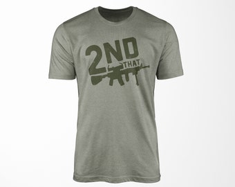 Puede incluir: Una camiseta gris jaspeada con una impresión verde de un rifle y el texto "2ND THAT".
