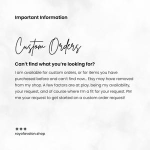 Puede incluir: Un fondo blanco con texto negro. El texto dice "Informaci&oacute;n importante" y "Pedidos personalizados". El texto explica c&oacute;mo solicitar pedidos personalizados. Tambi&eacute;n se muestra el sitio web de la tienda, rayofavalon.shop.