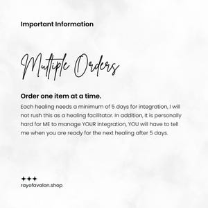 Puede incluir: Un conjunto de tres jarrones de cer&aacute;mica de diferentes alturas y formas. Los jarrones est&aacute;n esmaltados con un acabado blanco mate, ofreciendo una est&eacute;tica minimalista. El jarr&oacute;n m&aacute;s alto mide aproximadamente 25 cm de altura.