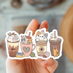 Gatinhos brincando com café gelado e smoothies adesivo-fofo e divertido decalque de bebidas-adesivo de bebida-adesivo kawaii-presente para amantes de gato e café