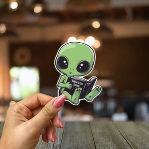 Schattige groene buitenaardse lezing sticker-buitenaardse sticker-bookish-cadeau voor boekenliefhebber-ruimteliefhebber stickers-alien en ruimte avontuur-rare sticker