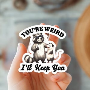 Sticker raton laveur drôle, tu es bizarre, je te garderai - Sticker vinyle animal mignon - Cadeau pour ami - Sticker créature de la forêt - Cadeau animal original