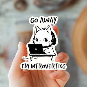 Vá embora, estou ocupado, adesivo introvertido - Adesivo peculiar para espaço pessoal - Adesivo de saúde mental - Adesivo engraçado - Adesivo de autocuidado - Humor de introversão