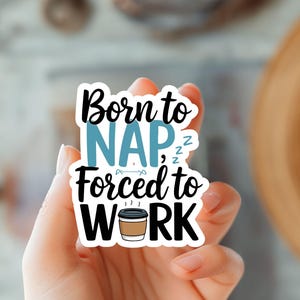 Pegatina "Nacido para dormir la siesta, obligado a trabajar": decoración divertida y humorística para la oficina para amantes de la relajación: calcomanía humorística, calcomanía motivacional, idea de regalo peculiar