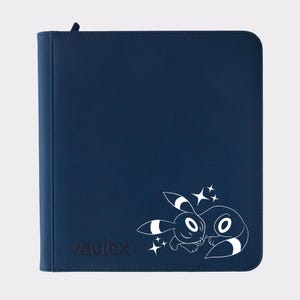 Puede incluir: Carpeta azul marino con cierre de cremallera. Presenta un gráfico blanco de dos personajes de dibujos animados y la palabra "vaultx". La carpeta está diseñada para guardar cartas coleccionables.