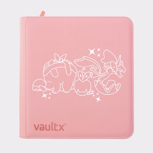 Puede incluir: Un archivador rosa Vault X para tarjetas coleccionables con una ilustración blanca de personajes de dibujos animados y estrellas. El archivador tiene cierre de cremallera y el logo Vault X abajo a la izquierda.