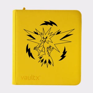 Op de afbeelding: Een gele kaartenbinder met een zwarte afbeelding van een vogelachtig wezen met bliksemaccenten. Het woord "vaultx" staat linksonder. De binder heeft een ritssluiting.