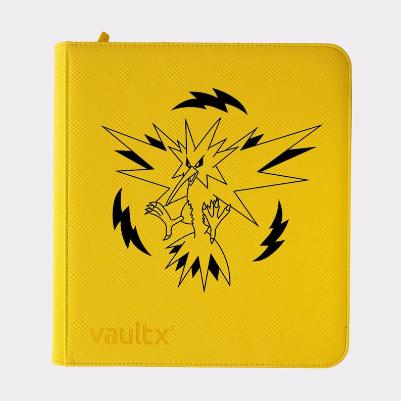 Op de afbeelding: Een gele kaartenbinder met een zwarte afbeelding van een vogelachtig wezen met bliksemaccenten. Het woord "vaultx" staat linksonder. De binder heeft een ritssluiting.