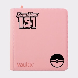 Peut inclure: Un classeur rose clair avec le texte "SCARLET & VIOLET 151" en noir. Un motif de Pokéball noir et blanc est en bas à droite. Le nom de la marque "vaultx" est imprimé en rose en bas.