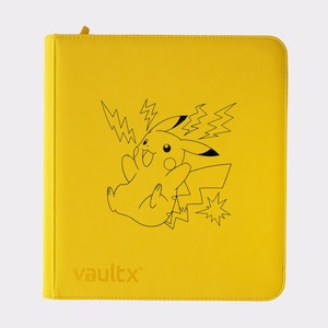 Può includere: Raccoglitore giallo con un'illustrazione nera di Pikachu e fulmini. Il raccoglitore ha una chiusura a zip e la parola "vaultx" stampata in basso a sinistra. Progettato per contenere carte collezionabili.