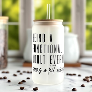 Ser un adulto funcional parece un poco excesivo. Vaso de cristal con tapa de bambú y pajita, vaso divertido, regalo para amantes del café helado.