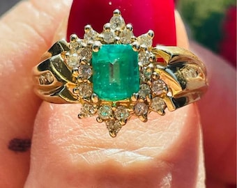 Anel em formato de estrela com esmeralda e diamantes em ouro 14K
