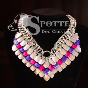 Handgemachte Scalemail (Scale Mail) Halskette. Lustige Einhornfarben, Pink, Lila und Frost (Weiß) mit Silberringen.
