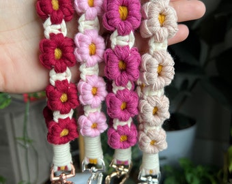 Macrame Daisy Wristlet Keychain: Boho Flower Key Ring