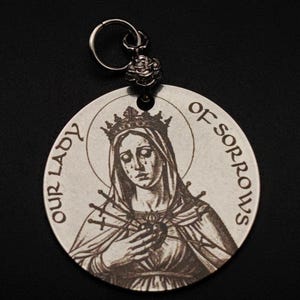 Medaglia della Madonna Addolorata: Collana con ciondolo in acciaio inossidabile da 30 mm, personalizzata