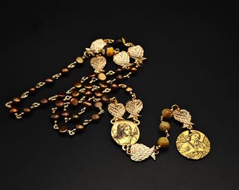 Terço de São Gabriel dourado com pérolas de bronze, ágata de fogo e ágata rendada.
