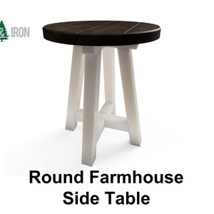 Op de afbeelding: Een ronde farmhouse bijzettafel met een donkerbruin houten blad en wit geschilderde poten. De tafel heeft een eenvoudig, rustiek ontwerp.