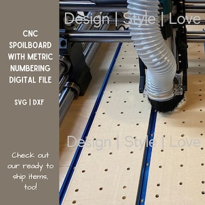 Puede incluir: Un tablero de desechos CNC con numeración métrica, que se está cortando con una fresadora CNC. El tablero de desechos está hecho de madera y tiene un borde azul. El texto "Design | Style | Love" es visible en el tablero de desechos. El texto "CNC SPOILBOARD WITH METRIC NUMBERING DIGITAL FILE SVG | DXF" es visible en el lado izquierdo de la imagen. El texto "Check out our ready to ship items, too!" es visible en la parte inferior izquierda de la imagen.