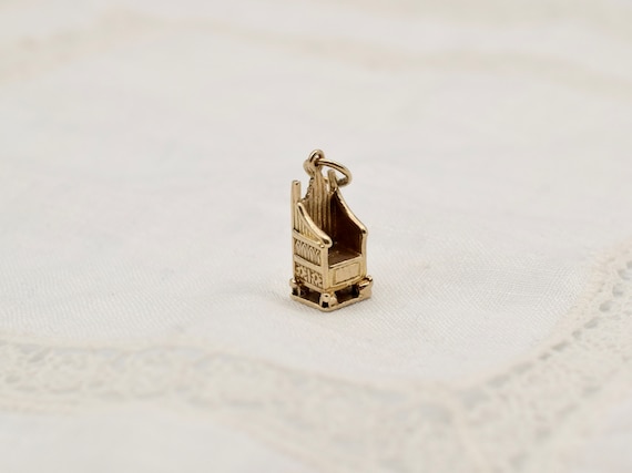 Vintage 9ct gold queen - Gem