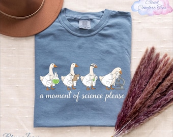 Camiseta "Un momento de ciencia, por favor" de Comfort Colors®, para profesor de ciencias, Silly Goose, científica de laboratorio, regalo para profesor de química