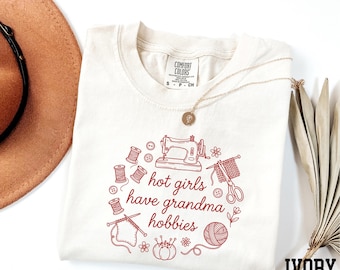 Camiseta "Chicas guapas tienen aficiones de abuela", Camiseta divertida de punto Comfort Colors®, Regalo para amantes del tejido, Camiseta de la era de la abuela, Regalo para la abuela