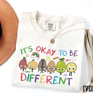 Camiseta Comfort Colors® "Está bien ser diferente", camiseta divertida sobre autismo, camiseta de inclusión, regalo para profesores de autismo, camiseta sobre neurodiversidad, camiseta sobre autismo.