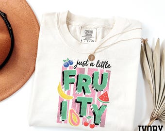 Camiseta "Just a Little Fruity", Camiseta divertida del Orgullo, Camiseta LGBTQ, Camiseta del Mes del Orgullo, Camiseta con ambiente veraniego, Camiseta con meme del Orgullo Comfort Colors®