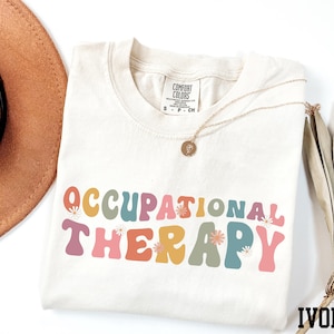 a hat, sunglasses, and t - shirt with the words'occup