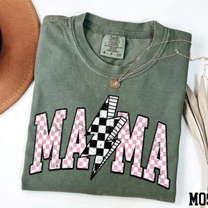 a green shirt with the word mamma on it