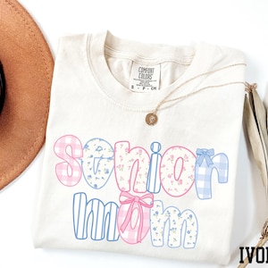 Comfort Colors® Cute Senior Mom Shirt, Floral Senior Mom Shirt, Preppy Mom Shirt, 2026 Graduation Shirt, Proud Mom Gift