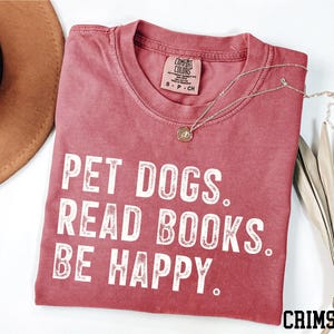 Camiseta Comfort Colors® "Perros que leen libros, son felices", para amantes de los perros, amantes de los libros, vida feliz, bibliotecaria y mamá de perros.