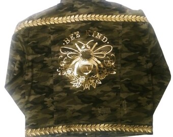 Bee Kind Camo Distressed Jeansjacke