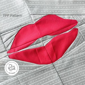 Puede incluir: Una forma de labio de tela roja está cosida sobre un fondo de tela gris con costuras blancas. La tela tiene un patrón a rayas sutil. El texto "FPP Pattern" está en la esquina superior izquierda de la imagen. El texto "Chris & Dell Patterns" está en un círculo en la esquina inferior izquierda de la imagen.