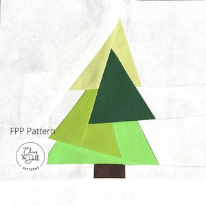 Könnte beinhalten: Ein grüner, gelber und brauner Patchwork-Weihnachtsbaum-Quiltblock-Muster. Das Muster heißt "FPP Pattern" und stammt von Chris & Dell Patterns.