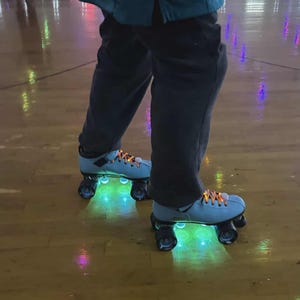 Luci a LED per pattinaggio a rotelle per una maggiore sicurezza: disponibili in diversi colori, permettono di individuare facilmente i bambini sulla pista. Adatte a tutte le età, aiutano a prevenire cadute.