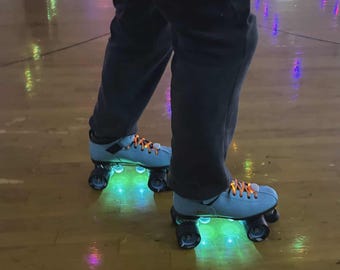 Luces LED para patinaje sobre ruedas para mayor seguridad, con muchos colores para localizar fácilmente a tus hijos en la pista. Para todas las edades.