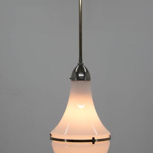 Pode incluir: Um conjunto de três canecas de cerâmica com acabamento manchado e fosco. As canecas são em tons de creme, cinza claro e cinza escuro. Cada caneca tem um design simples e minimalista e uma alça arredondada.