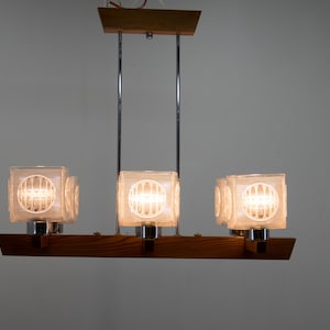 Set von zwei großen Mid-Century Kronleuchtern von Instala Decin, 1970er / Vintage Holzleuchter / Long