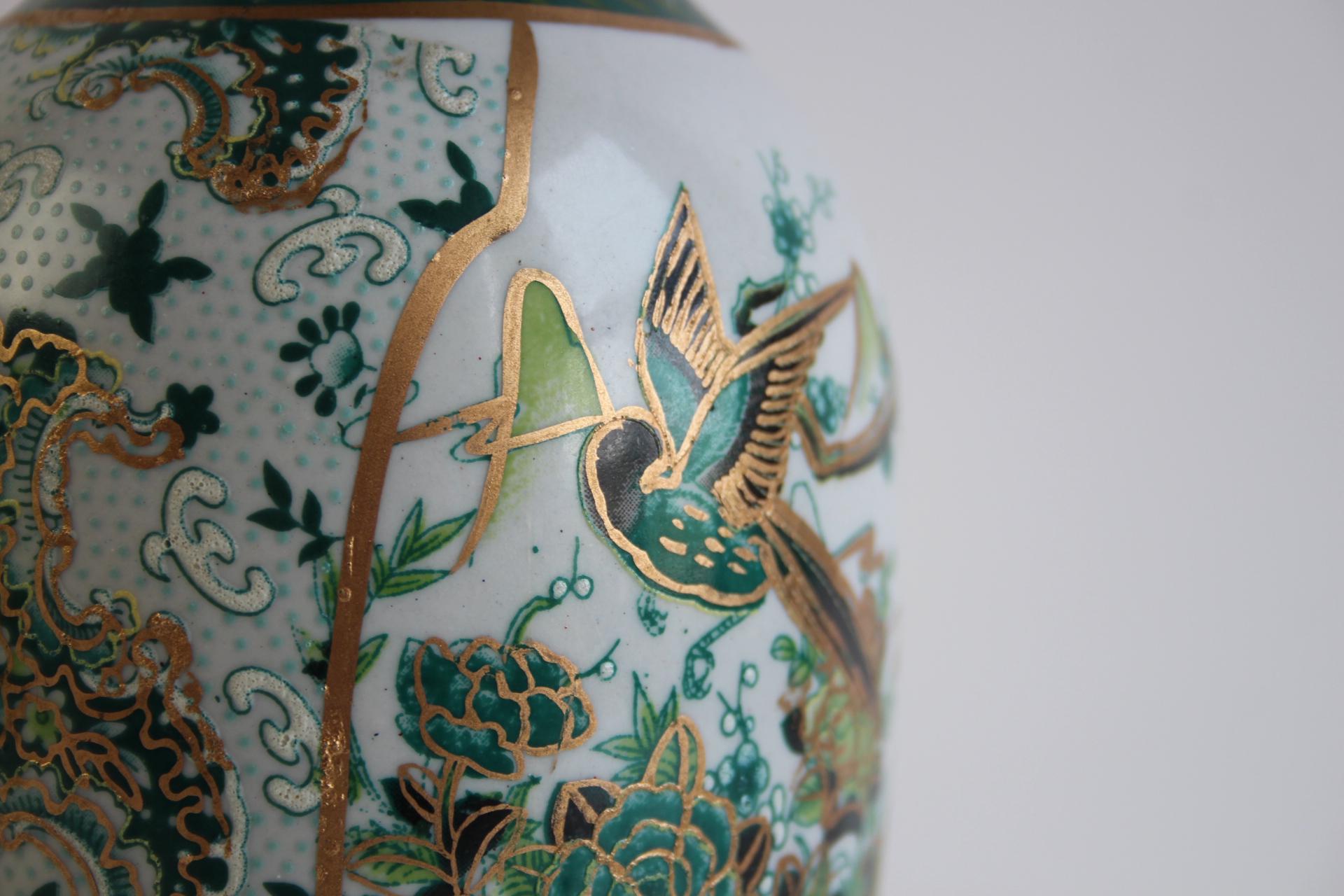 鳥と花のデザインが施されたヴィンテージの中国製磁器の花瓶 - 「Made