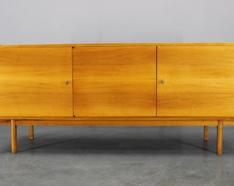 Enfilade vintage Mid-Century en érable, Tchécoslovaquie des années 1960, crédence ultra brillante
