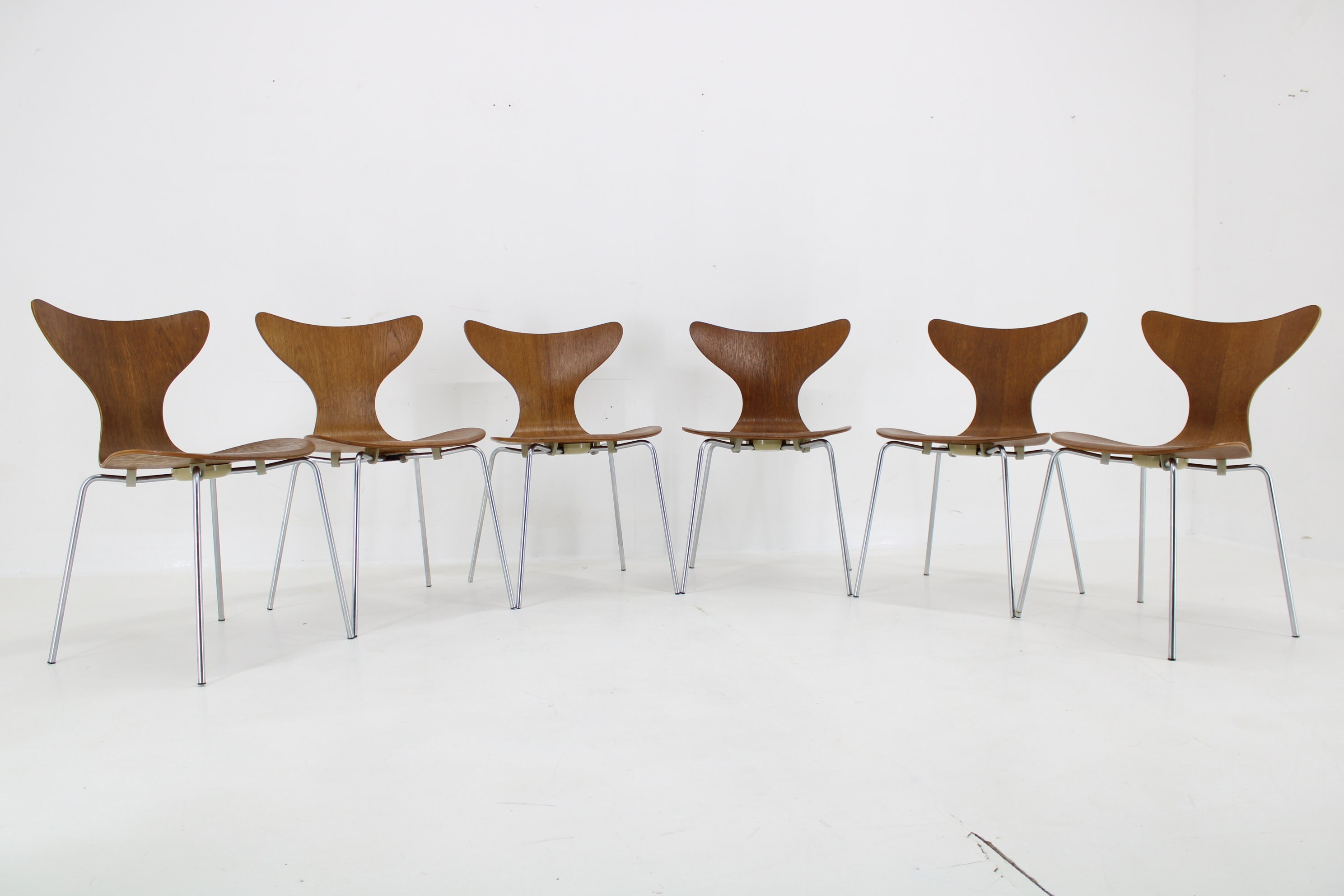 1970 年代、デンマークのフリッツ ハンセン社によるオーク材のアルネ 