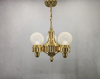 Żyrandol mosiężny w stylu art déco, lampa wisząca w kształcie kuli opalowej, Czechosłowacja, lata 30. XX wieku