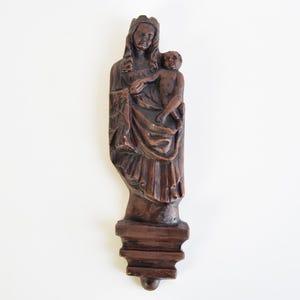 Wandsculptuur van de Madonna met kind, circa 1930